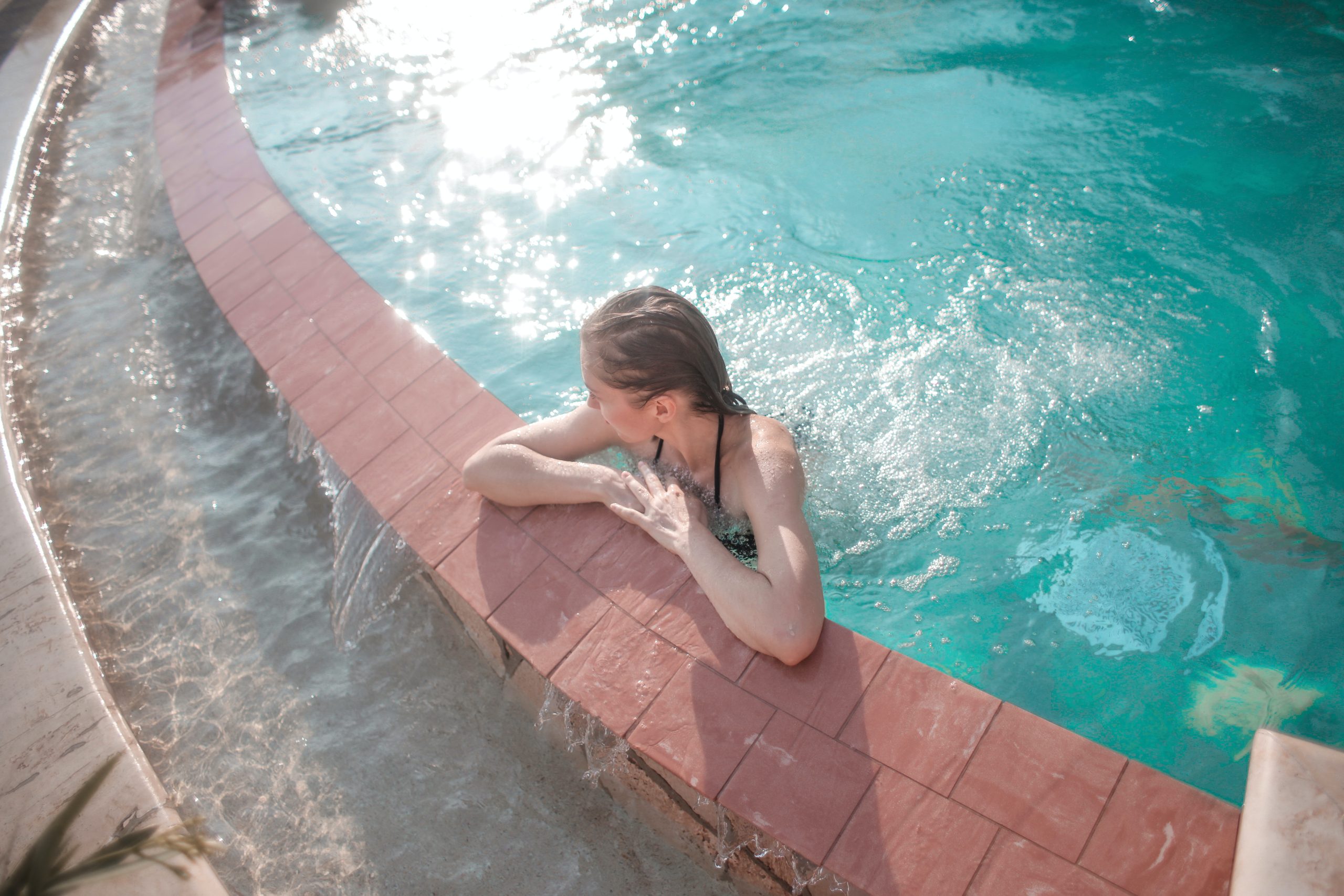How Long Can Chlorine Stay in your Hair?