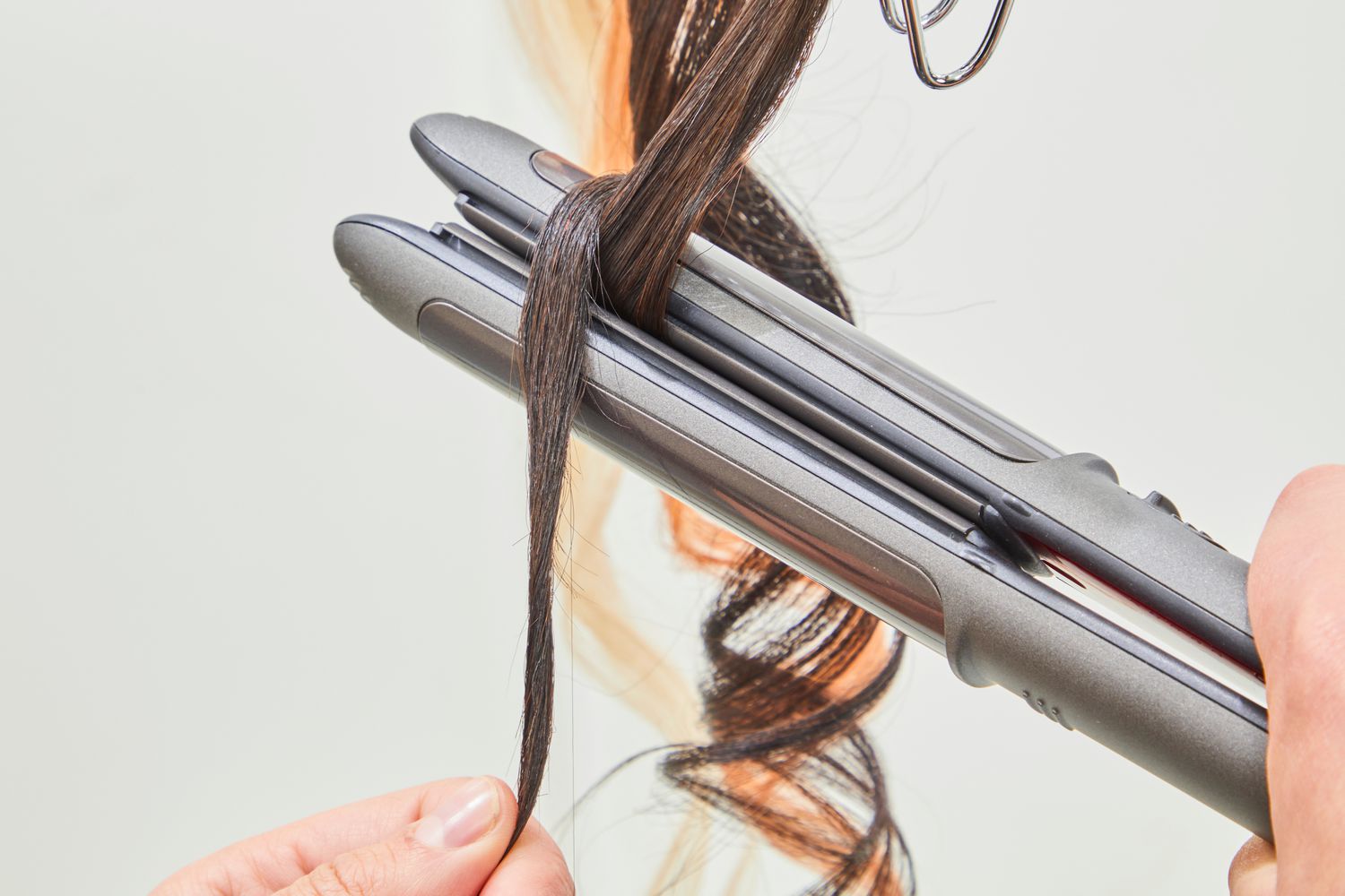 Mastering the Mane: Curling Short Hair with a Flat Iron插图3
